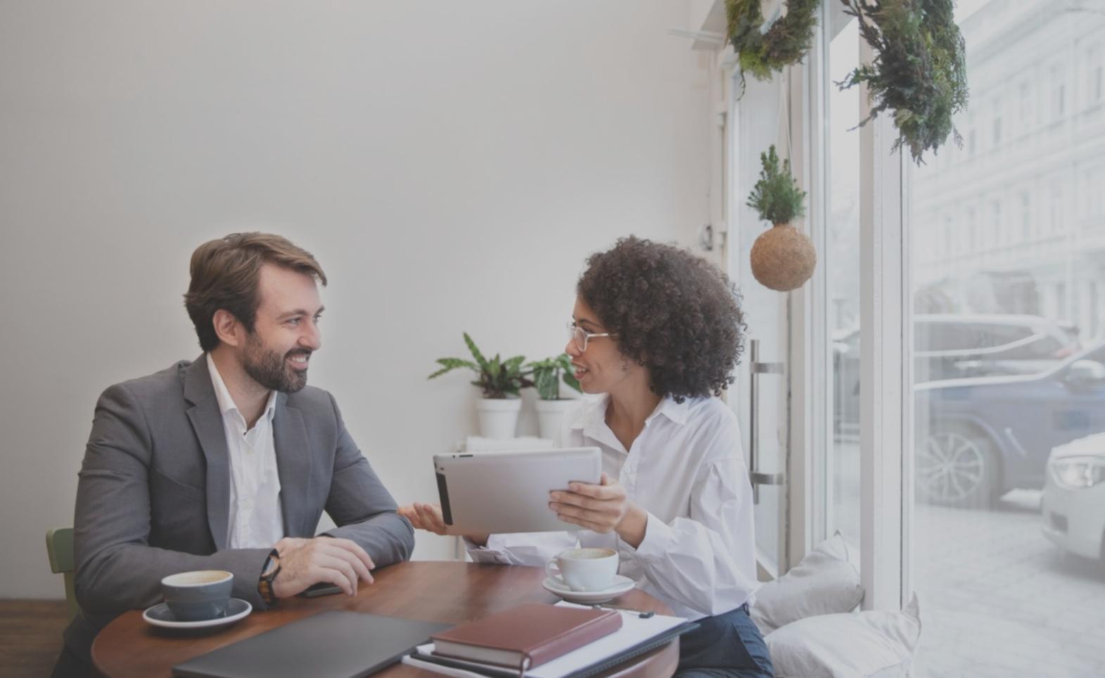 Espace de travail moderne avec analyse de données financières
